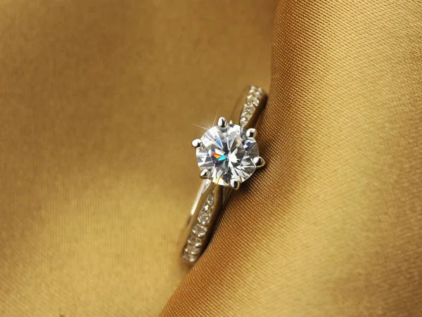 Solitaire Luxe Ring