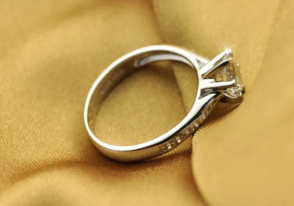 Solitaire Luxe Ring